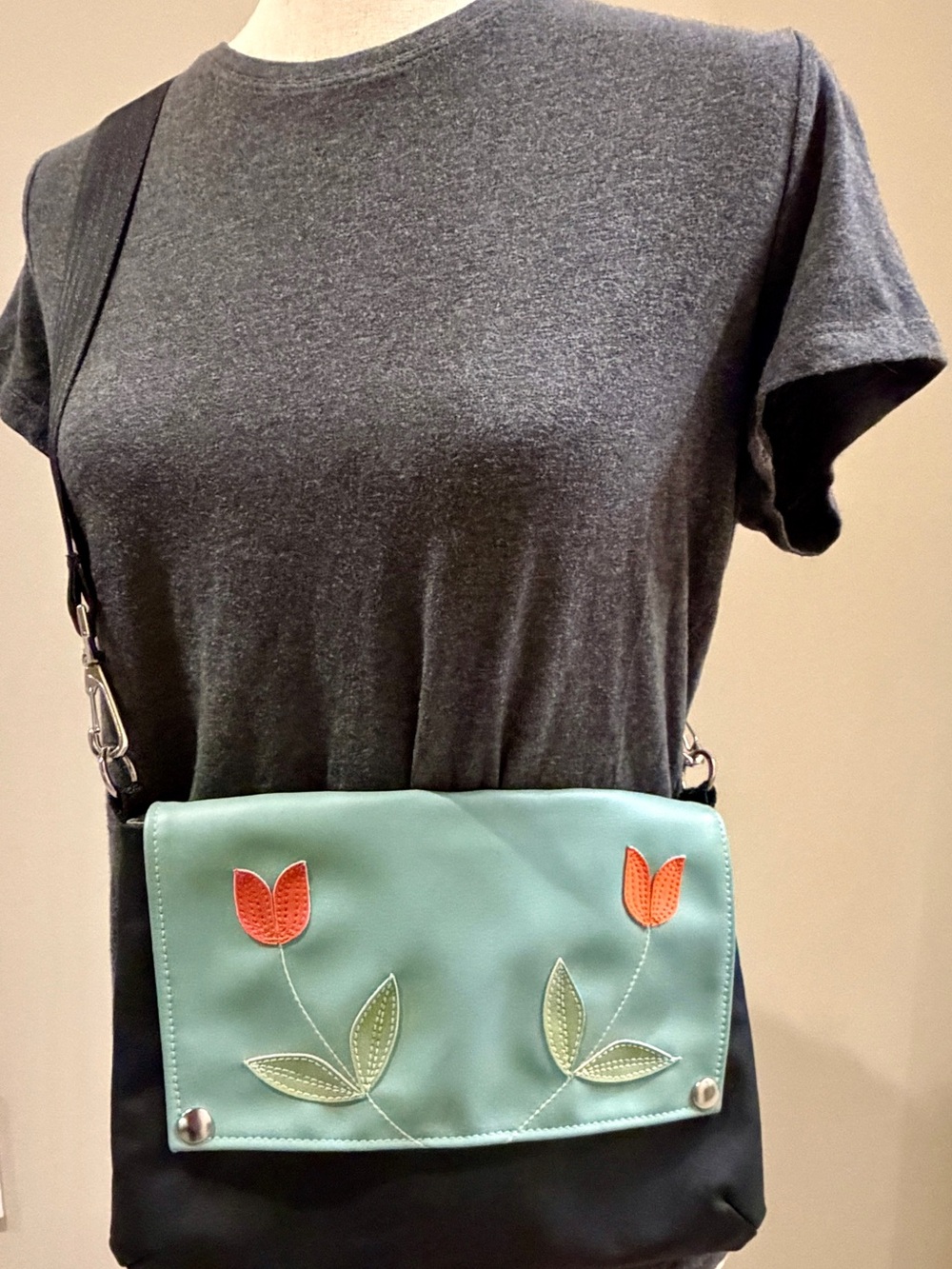 Queen Bee Portland Tulip Crossbody Messenger Bag Black Mint